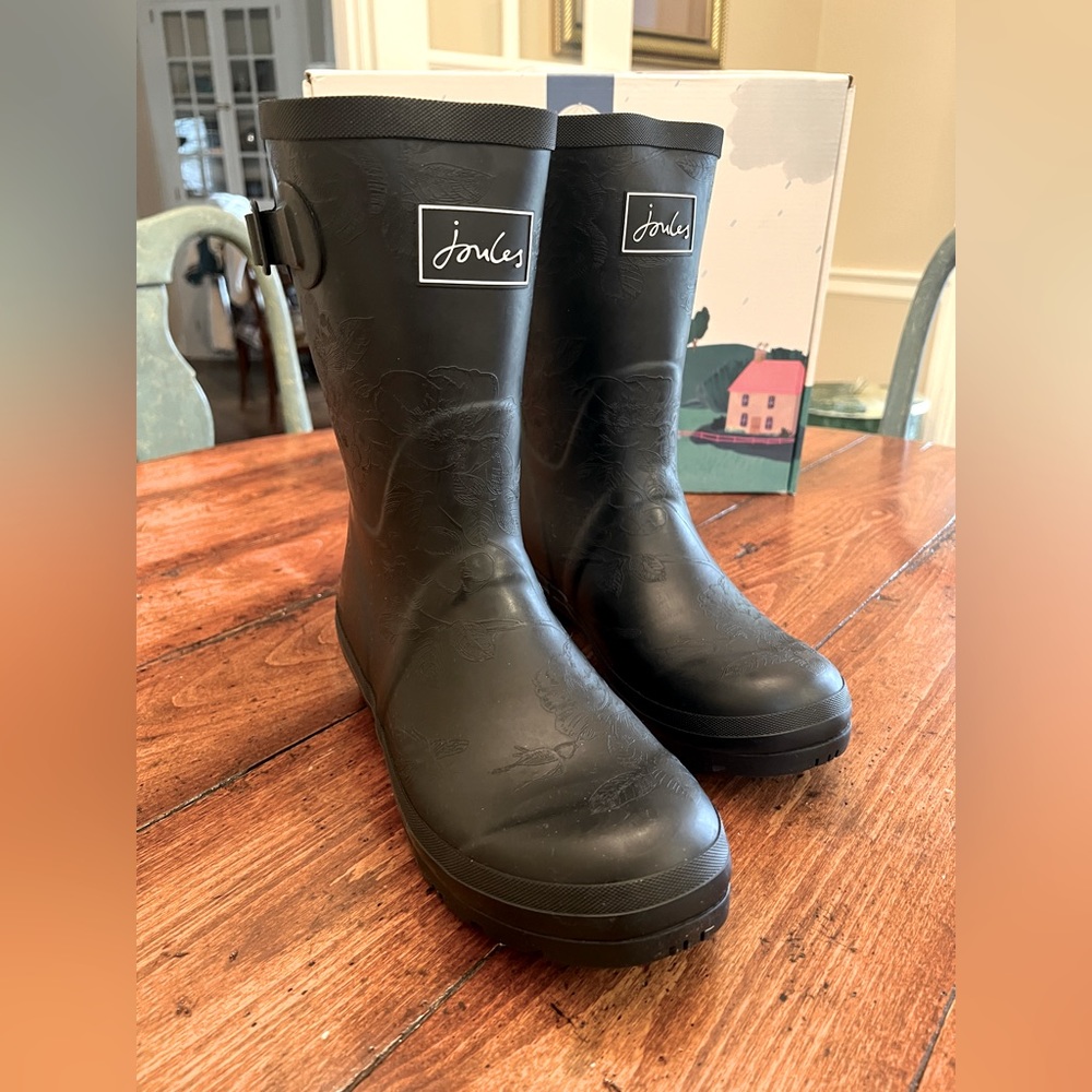 Joules Black Floral Embossed Neola Mid Welly Rain Boot, size 9
